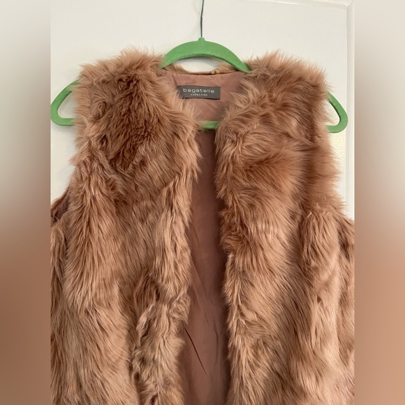 Blush pink size SMALL faux fur vest excellent condition!!! - Picture 2 of 11